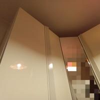 Armadio angolare laccato bianco con specchiera