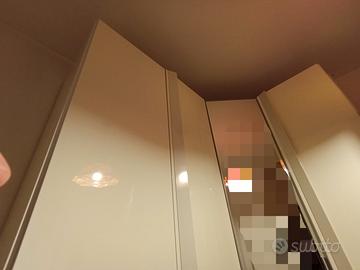 Armadio angolare laccato bianco con specchiera