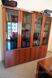 Libreria con ante in vetro