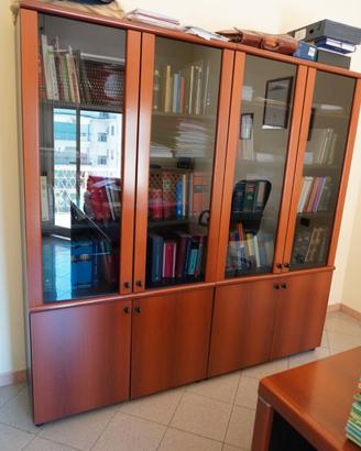 Libreria con ante in vetro