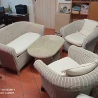 divano con poltrone e tavolino in midollino