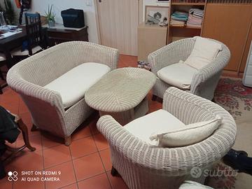 divano con poltrone e tavolino in midollino