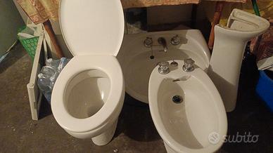 sanitari per bagno con relativi rubinetti 