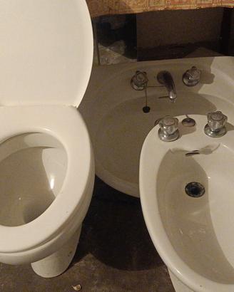 sanitari per bagno con relativi rubinetti 