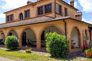 Villa con piscina in Toscana- 15 persone-maggio