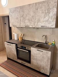 CUCINA CON ELETTRODOMESITI + TAVOLO
