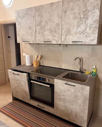 CUCINA CON ELETTRODOMESITI + TAVOLO