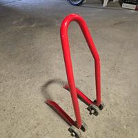 Cavalletto anteriore per moto.