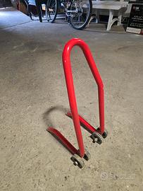 Cavalletto anteriore per moto.