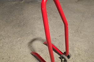 Cavalletto anteriore per moto.