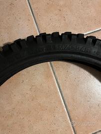 coppia di gomme tassellate 