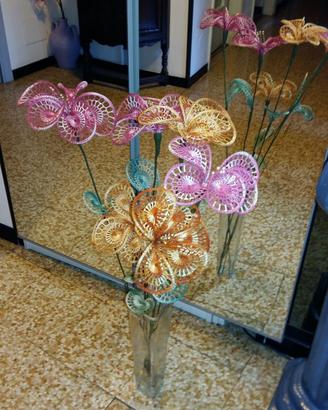Fiori fatti a mano a uncinetto