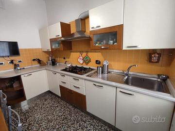 Cucina ad angolo panna & marrone