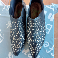 Stivaletto basso borchiato