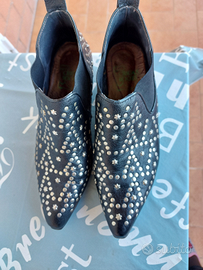 Stivaletto basso borchiato