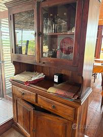 Credenza in legno massello con alzata e vetrina