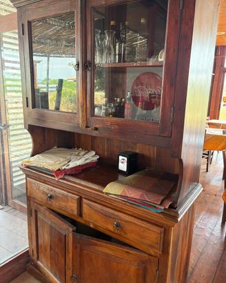 Credenza in legno massello con alzata e vetrina