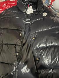 Smanicato Moncler nero lucido logo frontale uomo