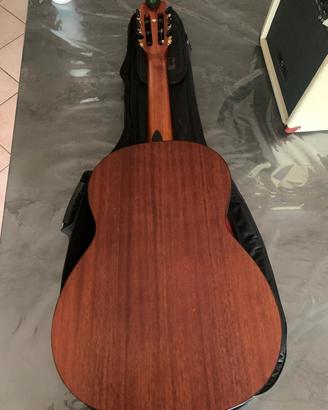 set di strumenti musicali e un amplificatore 