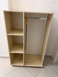Armadio / mobile guardaroba in legno con ripiani