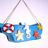 Porta oggetti  con bavaglini,barca in feltro,