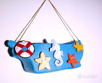 Porta oggetti  con bavaglini,barca in feltro,