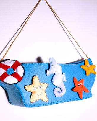 Porta oggetti  con bavaglini,barca in feltro,