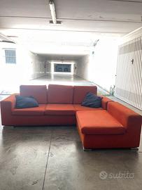 Divano angolare con pouf colore arancio