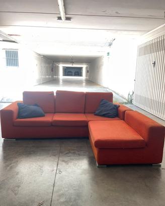 Divano angolare con pouf colore arancio