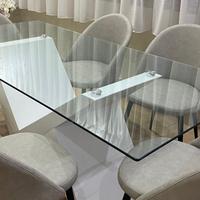 Tavolo moderno in vetro