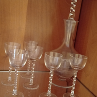 Bicchieri e bottiglia da liquore in cristallo