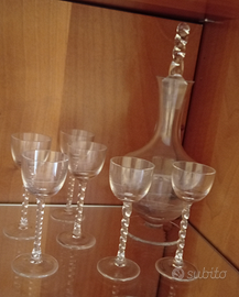 Bicchieri e bottiglia da liquore in cristallo