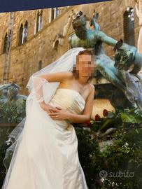 Vestito da sposa con scarpe e velo