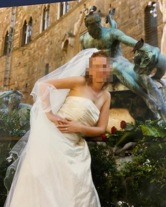 Vestito da sposa con scarpe e velo