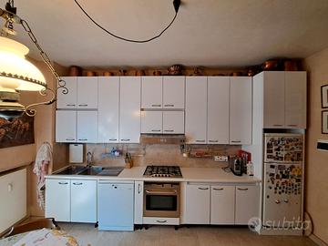 cucina SCIC compresa di elettrodomestici