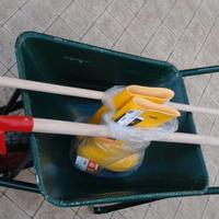 Carriola badile rastrello stivali