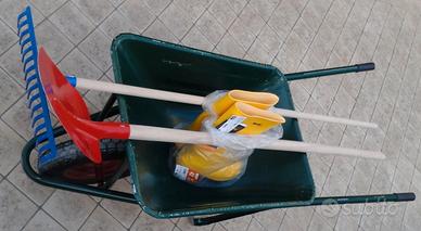 Carriola badile rastrello stivali