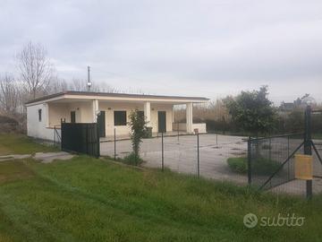 Villino arredato, immerso nel verde (Mondragone)