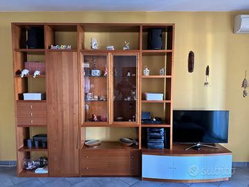 Mobile soggiorno color ciliegio e bianco