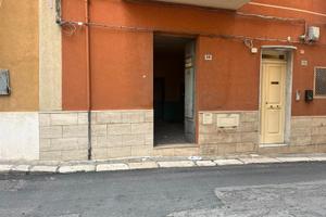 Magazzino da ristrutturare con giardino
