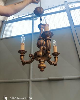 lampadario in legno dorato.