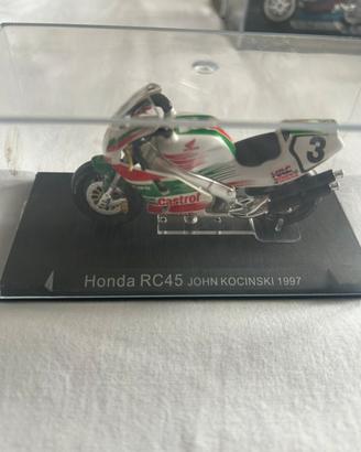 Modellino Honda rc45 john kocinski 1997 con teca