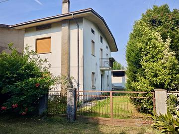 ABITAZIONE BICAMERE CON 3.400 MQ DI VERDE: spaz...