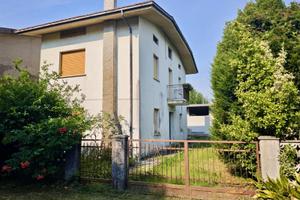 ABITAZIONE BICAMERE CON 3.400 MQ DI VERDE: spaz...