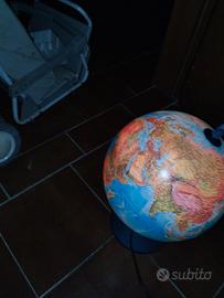 Lampada da camera a mappa mondo