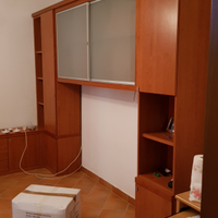 Mobile da sala a ponte con vetrina e porta televis