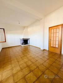 Semindipendente ampio con garage e cortile