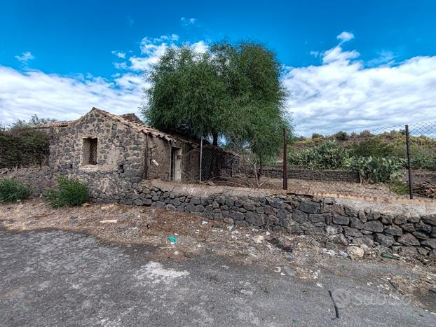 Terreno con rustici a S Maria di Licodia