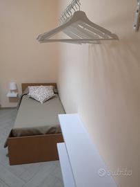 Due letti singolo con rete e materasso con armadio