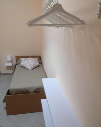 Due letti singolo con rete e materasso con armadio